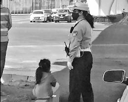 警察夫妻加班 小女儿大热天陪妈妈街头执勤